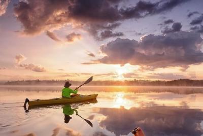 Mágico kayak al atardecer en el archipiélago de Estocolmo Mágico kayak al atardecer en el archipiélago de Estocolmo