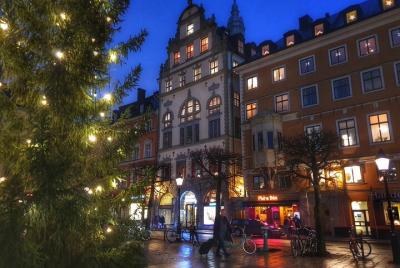 Paseo por la ciudad de Navidad en el casco antiguo de Estocolmo Paseo por la ciudad de Navidad en el casco antiguo de Estocolmo