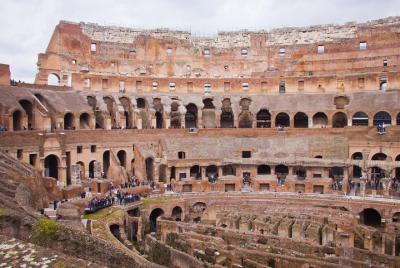Excursión a pie en pequeños grupos del Coliseo y la Antigua Roma