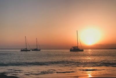 Paseo en velero al atardecer en Lanzarote