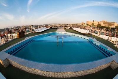 Navegando en crucero por el Nilo desde Asuán a Luxor durante 2 noches