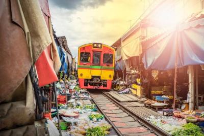 Tour de medio día por Bangkok: mercado de trenes Maeklong y merca