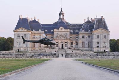 Recorrido en helicóptero a Château de Vaux-le-Vicomte desde París con recepción con champán Recorrido en helicóptero a Château de Vaux-le-Vicomte desde París con recepción con champán
