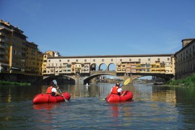 Paseo en kayak bajo los arcos de Pontevecchio en el río Arno Paseo en kayak bajo los arcos de Pontevecchio en el río Arno