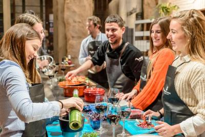 Cena gourmet, cocina de tapas españolas con amigos y sangría para grupos pequeños