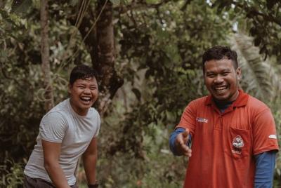 Sendero de la aldea de Temuan con guías nativos