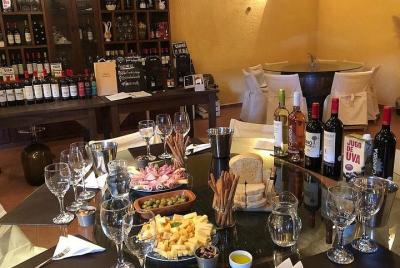 Tour privado a la bodega + degustación de vinos (mínimo 4 persona Tour privado a la bodega + degustación de vinos (mínimo 4 persona