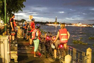 El popular recorrido nocturno en bicicleta de Bangkok