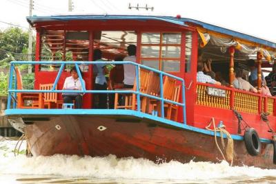Crucero por el río por la tarde en una barcaza de arroz con trasl