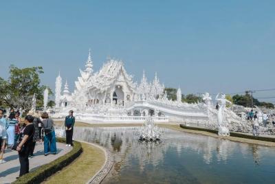 Templo Blanco, Museo de la Casa Negra y visita a las aguas termales desde Chiang Mai Templo Blanco, Museo de la Casa Negra y visita a las aguas termales desde Chiang Mai
