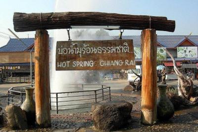 Templo Blanco, Museo de la Casa Negra y visita a las aguas termales desde Chiang Mai Templo Blanco, Museo de la Casa Negra y visita a las aguas termales desde Chiang Mai