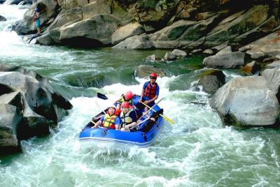 Aventura de rafting en aguas bravas en Chiang Mai Aventura de rafting en aguas bravas en Chiang Mai