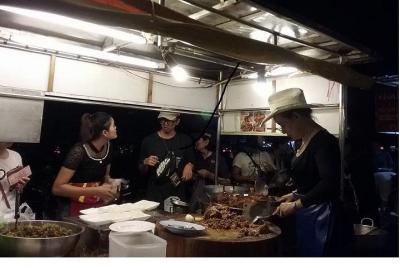 Doi Suthep Temple y Cowboy Hat Lady Dinner Tour privado Doi Suthep Temple y Cowboy Hat Lady Dinner Tour privado