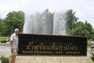 Hot Springs San Kamphaeng y Thai Handicraft Tour desde Chiang Mai Hot Springs San Kamphaeng y Thai Handicraft Tour desde Chiang Mai