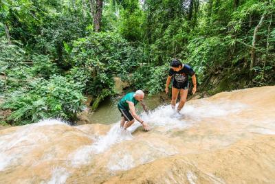 Escalar la cascada pegajosa como un hombre araña Escalar la cascada pegajosa como un hombre araña