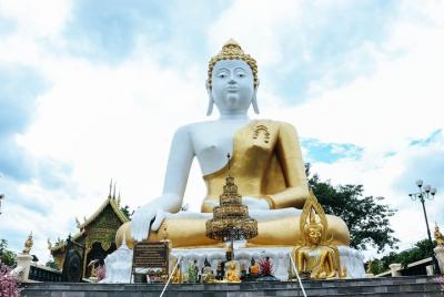Wat Phra That Doi Khum (Templo Dorado) + Parque Safari Nocturno Incluyendo Cena Buffet Wat Phra That Doi Khum (Templo Dorado) + Parque Safari Nocturno Incluyendo Cena Buffet