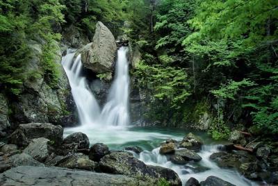 Debe en Chiangmai besar la nube, café en la cima del árbol, dormir con una cascada