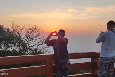 Wat Doi Suthep: increíble amanecer en la cima de la montaña e impresionantes vistas de la ciudad de Chiangmai Wat Doi Suthep: increíble amanecer en la cima de la montaña e impresionantes vistas de la ciudad de Chiangmai