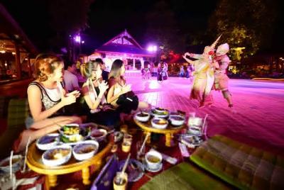 Cena y espectáculo de danza tradicional Khum Khantoke en Chiang Mai con traslado de regreso