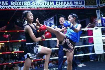 Entrada al estadio de boxeo Thapae en Chiang Mai