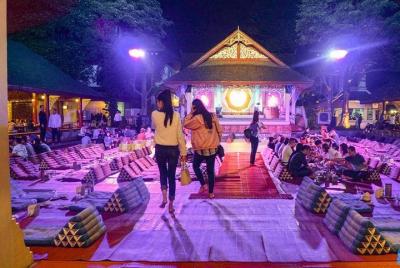 Auténtica cena y espectáculos de Lanna (Khan Toke) en Chiang Mai