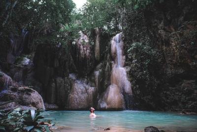 Trekking a través de la jungla a hermosas y secretas cascadas escondidas