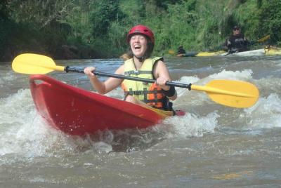 Excursión en kayak por el río de día completo en el norte de Tailandia. Selva desde Chiang Mai