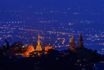 Tour privado: Chiang Mai Wat Umong y Doi Suthep de noche Tour privado: Chiang Mai Wat Umong y Doi Suthep de noche
