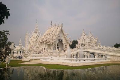Visita privada de un día a Chiang Rai Visita templo blanco, templo azul, casa negra