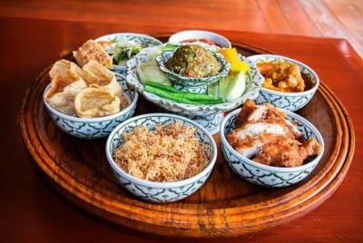 Cena y espectáculo tradicional Khantoke desde Chiang Mai