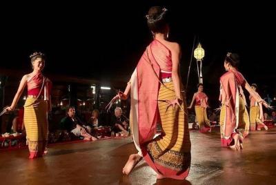 Cena Khum Khantoke y espectáculo cultural en la entrada de Chiang Mai