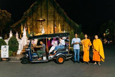 Chiang Mai Moonlight: tour nocturno en grupos pequeños de Tuk Tuk Chiang Mai Moonlight: tour nocturno en grupos pequeños de Tuk Tuk