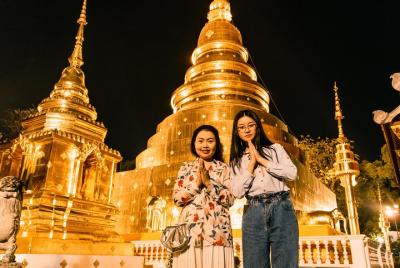 Experiencia en Tuk Tuk en grupos pequeños de Chiang Mai bajo la luz de la luna Experiencia en Tuk Tuk en grupos pequeños de Chiang Mai bajo la luz de la luna