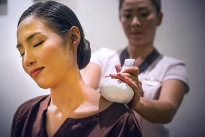 Masaje Thai Herbal Ball en Fah Lanna Day Spa en Chiang Mai