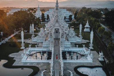 Día completo Chiang Rai Blanco + Azul + Templo negro y cena tailandesa + Masaje tradicional Día completo Chiang Rai Blanco + Azul + Templo negro y cena tailandesa + Masaje tradicional