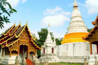 Explore los templos de la ciudad y el mercado local de Kad Luang en Chiang Mai Explore los templos de la ciudad y el mercado local de Kad Luang en Chiang Mai