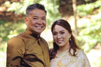 Paquete de 4 horas en pareja: Alquiler de trajes tradicionales tailandeses + Maquillaje y peinado para mujer