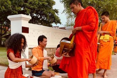 Tour budista matutino de limosna y templos increíbles