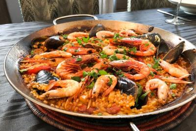 Travel Spoon Seafood Paella and Sangria Clase de cocina privada en línea