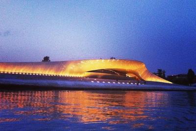 Tour privado de navegación por Lisboa de noche con vino blanco o 