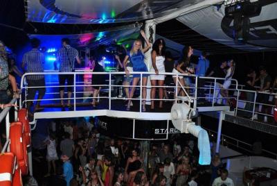 Fiesta en barco por la noche desde Antalya