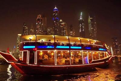 Hermosa noche en Dubai Marina Cruise con cena romántica con shows