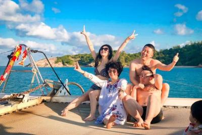 Excursión con cena en crucero al atardecer en yate de lujo desde Koh Samui