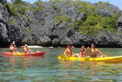 Kayak en el mar en el Parque Nacional marino Ang Thong desde Koh Samui