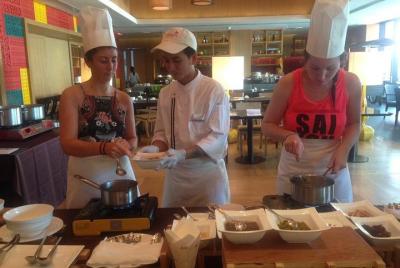 Clase de cocina con jardín de hierbas de Amari Koh Samui