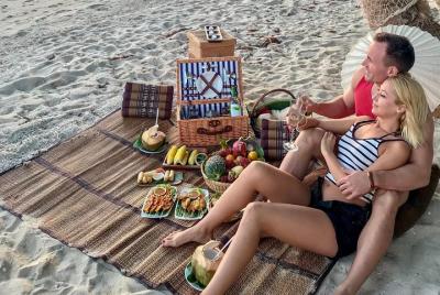 Cena privada: picnic gourmet en una playa privada