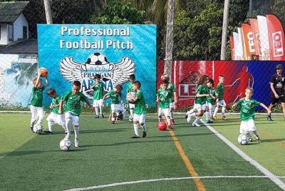 Entrenamiento de fútbol y tenis para niños.