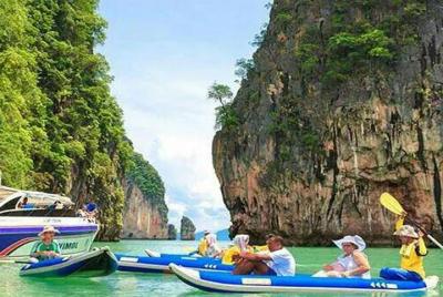 Excursión en canoa al mar por la bahía de Phang Nga en lancha motora
