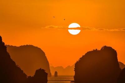 Exclusivo atardecer en la bahía de Pang Nga en lancha motora