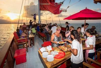 Cena crucero en junio Bahtra en la bahía de Phang Nga